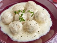 Рецепта Варени телешки кюфтета с бял сос от кисело мляко, яйца и брашно
